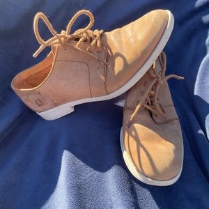 BORN Lace Up Shoe for Women- size 6